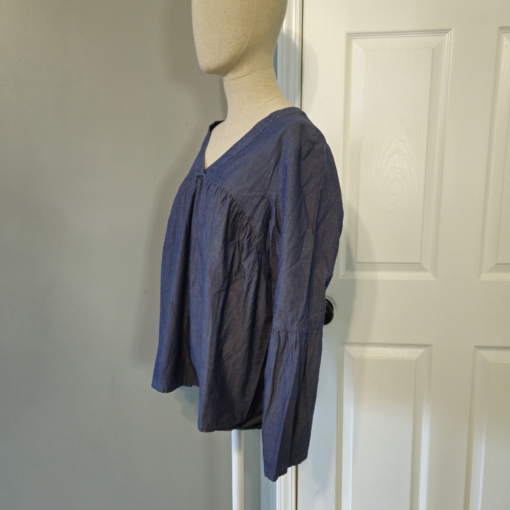 Chic Chambray V-Neck Blouse - Picture 2 of 8